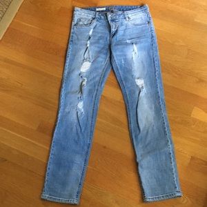Kut from the Kloth Distressed jeans. Size 6